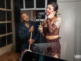 Trans singer Daisy Taylor and her black fan fucks in the studio