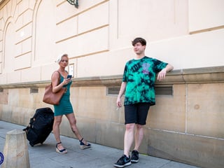 Sexy MILF lost in Prague but finds a helpful boy - Laurua Blond