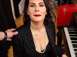 This mature pianoteacher loves taking it up her ass