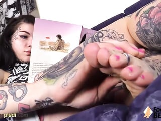 Ragazza tatuata a piedi nudi si fa un bel massaggio