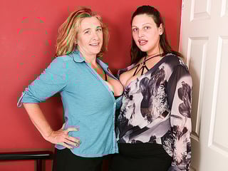 Two mature lesbians with big naturals go all the way
