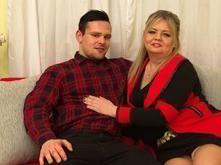 Horny lad is drilling mature lady's hairy vagina