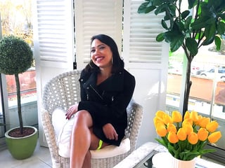 Christina, 30 years old, finds the ideal partner for her sapphic initiation!