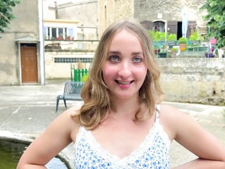 Chloé, 18, law student in Cannes!