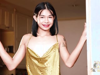 FRANKS TGIRLWORLD: KIKI'S TEMPTING JERK OFF!