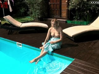 Mimi Cica again shows how sexy she can swim