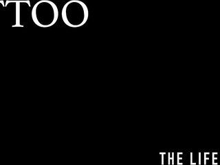 Inked hottie Foxy Sanie rubs her shaved pussy while being tattooed