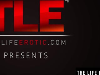 Lavish blonde Cayla fingers her perfect pussy