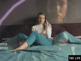 Juicy girl Mirabella is rubbing pussy while wearing VR headset