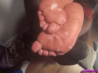 My green toes & dry soles get a healthy load to moisturize my soles